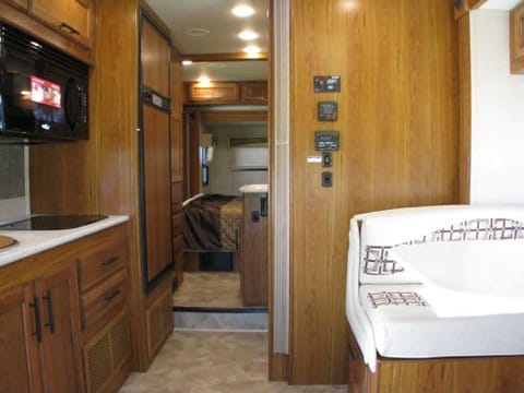 2016 Jayco Melbourne 24K - Easy to Drive Drivable vehicle in Georgetown