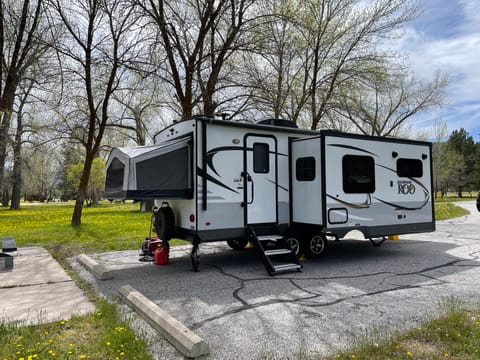 Beautiful Forest River 23FL, Sleeps 8, Open Layout Towable trailer in Layton