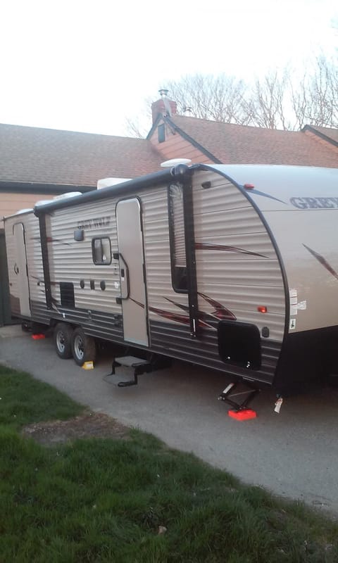 K & M’s Grey Wolf Adventure Coach Towable trailer in Middletown