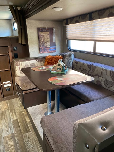 K & M’s Grey Wolf Adventure Coach Tráiler remolcable in Middletown