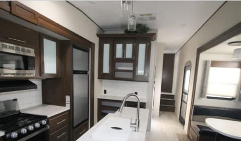 Hotel Collins II - kid-approved mid bunk room Towable trailer in Sherman