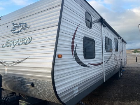 2015 Jayco Jay Flight 36BHDS 36 feet long Roomy Towable trailer in Dundee