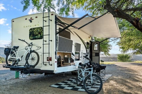 28ft Adventure Rig WITH Outdoor Kitchen & E-Bikes Fahrzeug in Riverside