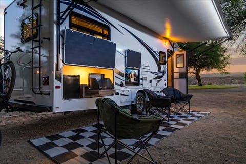 28ft Adventure Rig WITH Outdoor Kitchen & E-Bikes Vehículo funcional in Riverside
