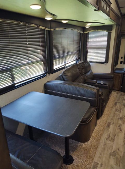 2019 Keystone RV Cougar 368MBI Towable trailer in Wichita Falls