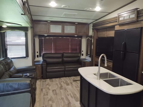 2019 Keystone RV Cougar 368MBI Towable trailer in Wichita Falls