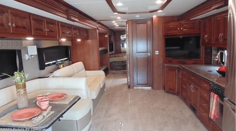 2016 Fleetwood RV Discovery 40G Drivable vehicle in Florence