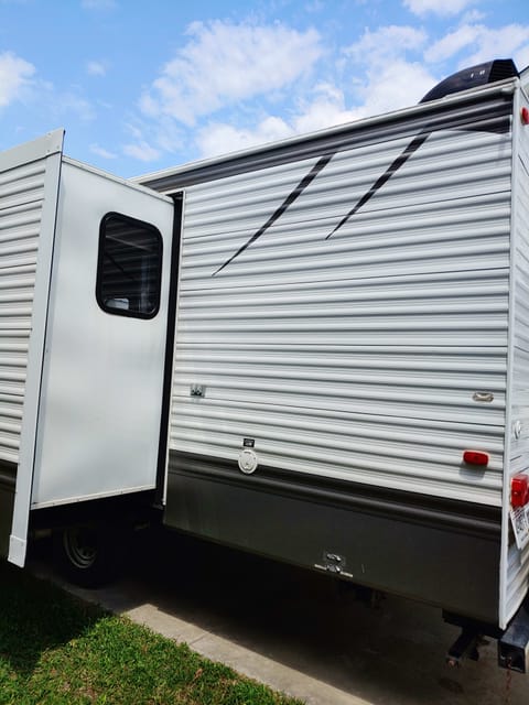 2014 Keystone RV Hideout 27RBS Towable trailer in Socastee