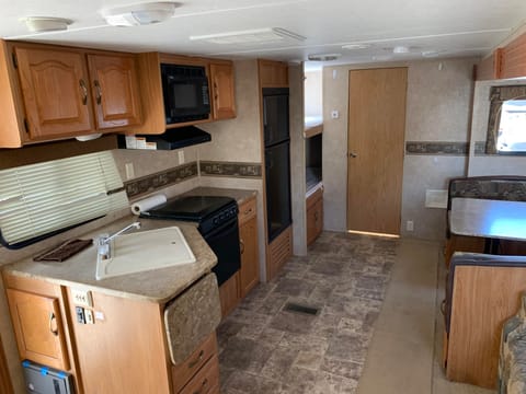 Family Friendly RV Rental, 1/2 ton towable. Remorque tractable in Thousand Oaks