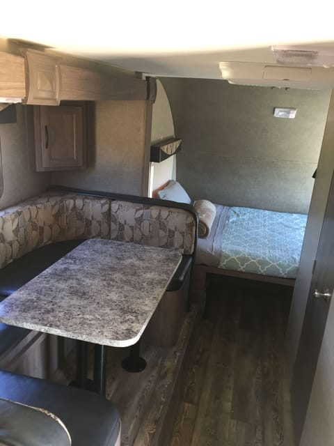 2018 Pacific Coachworks Econ 17RK Ziehbarer Anhänger in Chula Vista