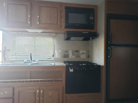 2006 Fleetwood RV Pioneer 210cks Towable trailer in Hesperia