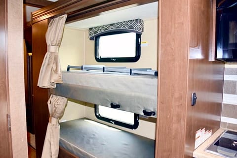 On The Go Chateau *2019 Bunkhouse* Drivable vehicle in Westminster