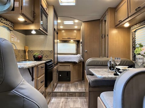 2019 Thor Motor Coach  Winds 2018 Ford F350 chasse Veículo dirigível in Dana Point