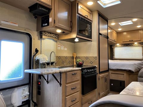 2019 Thor Motor Coach  Winds 2018 Ford F350 chasse Drivable vehicle in Dana Point