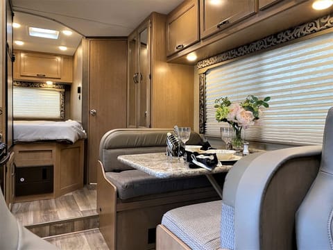 2019 Thor Motor Coach  Winds 2018 Ford F350 chasse Drivable vehicle in Dana Point