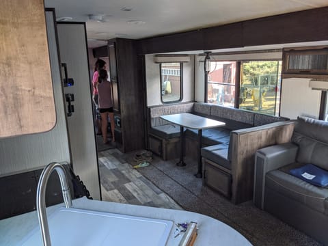 Family and Pet friendly mobile bunkhouse Mansion! Tráiler remolcable in Reno