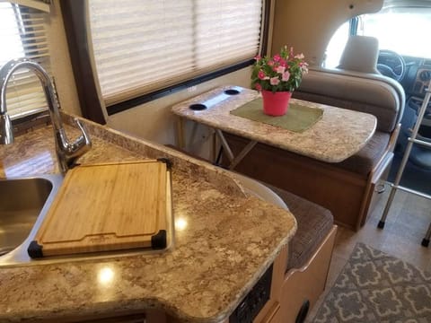 2017 Thor Motor Coach Chateau 26B Drivable vehicle in Oldsmar