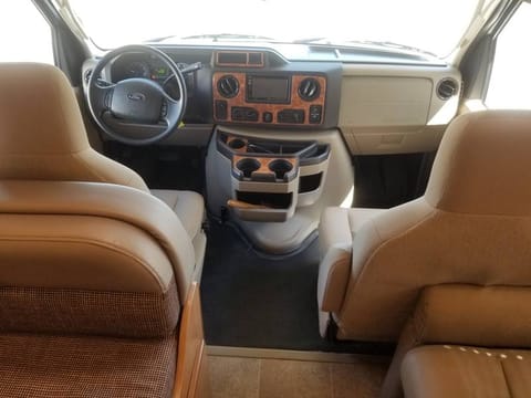 2017 Thor Motor Coach Chateau 26B Drivable vehicle in Oldsmar