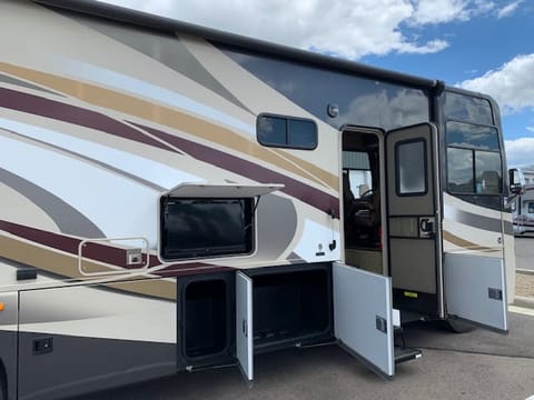 2014 Thor Motor Coach Miramar 32 1 Drivable vehicle in Kettering