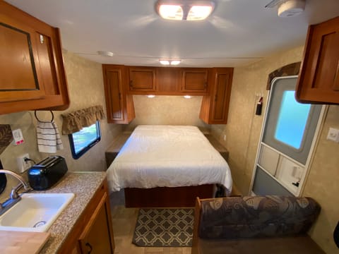 2012 Coachmen RV Catalina 21BH Lite Towable trailer in Marquette