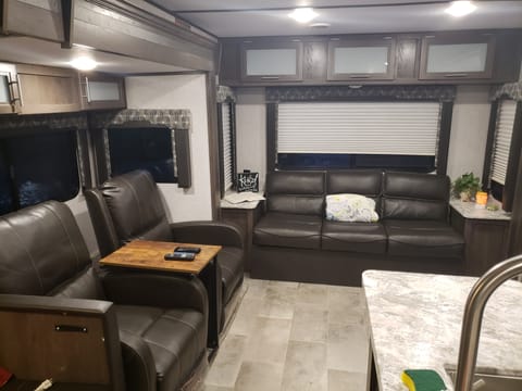 Maples' Manor - 2021' 32' Coleman 2955rl Towable trailer in Sevierville