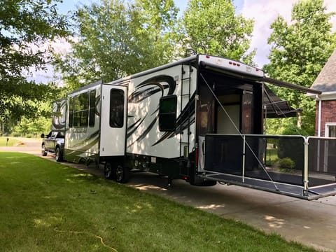 2015 Keystone RV Sprinter 343FWBHS Towable trailer in Leesville