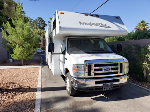 FRANK - 2014 Thor Motor Coach Four Winds Drivable vehicle in North Las Vegas