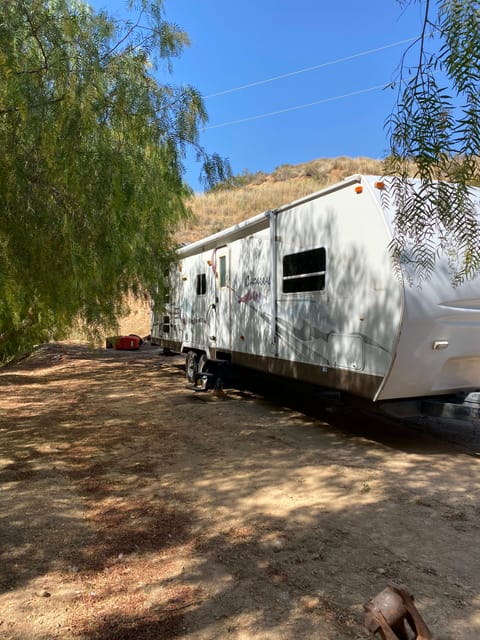 2005 Coachmen RV Chaparral 345BHS Towable trailer in Santa Clarita