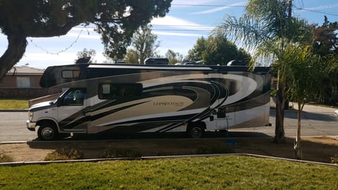 Meet "Miss. Donna" 2018 Coachmen Leprechaun 311FS Vehículo funcional in Yucaipa