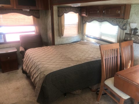 2012 Keystone RV Cougar X-Lite 32SAB Towable trailer in Center Hill Lake