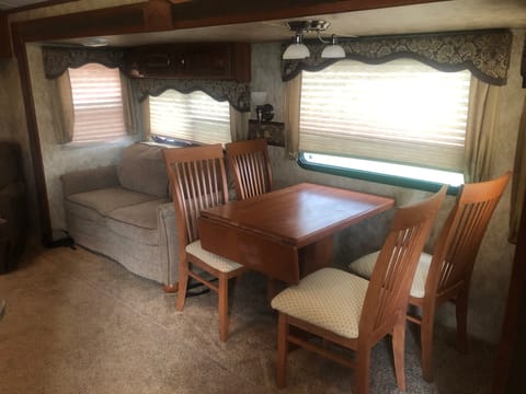 2012 Keystone RV Cougar X-Lite 32SAB Towable trailer in Center Hill Lake