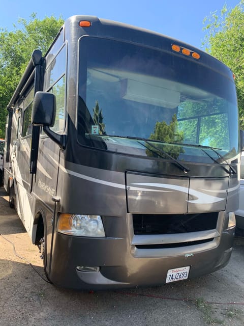 2011 Thor Motor Coach Hurricane 32D Drivable vehicle in Livermore