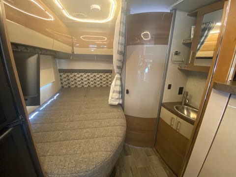 2019 Winnebago Navion 24J Luxury Diesel Coach Vehículo funcional in Eastvale