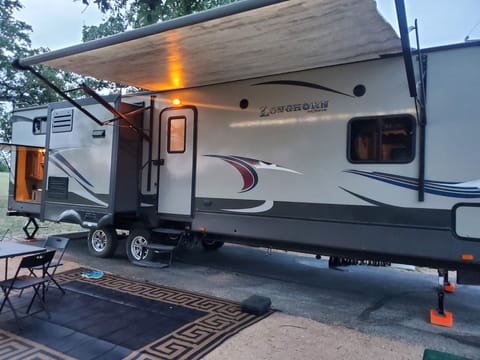 2016 CrossRoads RV Longhorn ReZerve LTZ33BH Towable trailer in Lake Buchanan