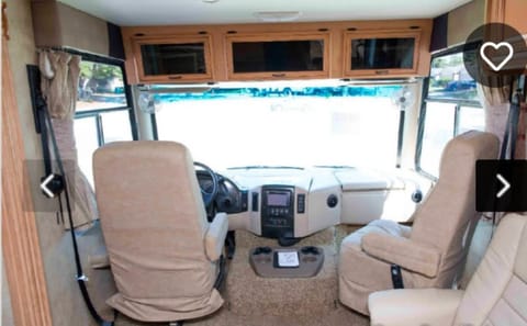 Beautiful 2011 Thor Four Winds Hurricane 32A Drivable vehicle in Ferguson Township