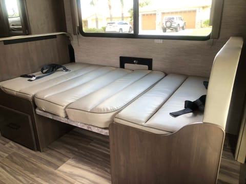 2021 Thor Motor Coach Four Winds 22E Véhicule routier in Riverside