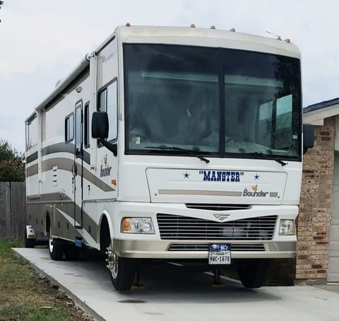 "The Manster" 2006 Fleetwood RV Bounder 36Z Drivable vehicle in Killeen