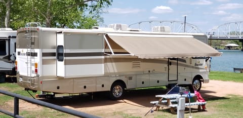 "The Manster" 2006 Fleetwood RV Bounder 36Z Drivable vehicle in Killeen