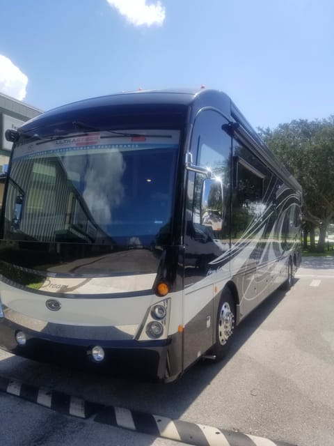 2019 American Coach Dream 42B Drivable vehicle in Oak Hill