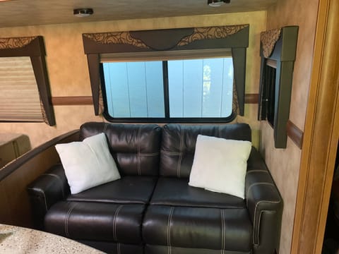 CrossRoads RV Sunset Trail 5th wheel Towable trailer in Coeur dAlene