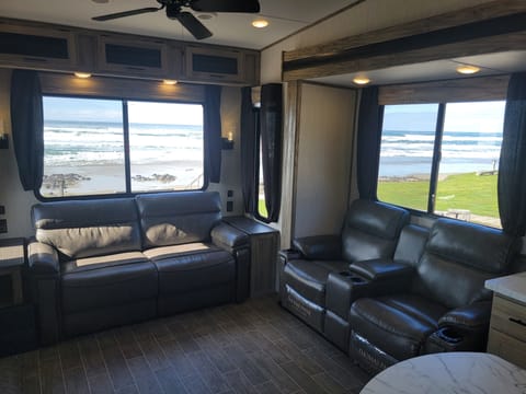 2021 Brand New 44' Arctic Wolf 3660 Suite Limited Towable trailer in Happy Valley