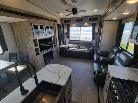 2021 Brand New 44' Arctic Wolf 3660 Suite Limited Remorque tractable in Happy Valley