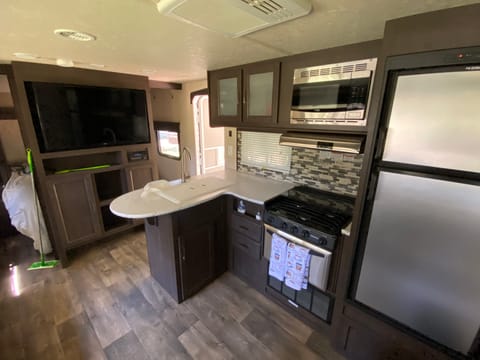 2017 Forest River RV Wildwood X-Lite 282QBXL Towable trailer in Visalia