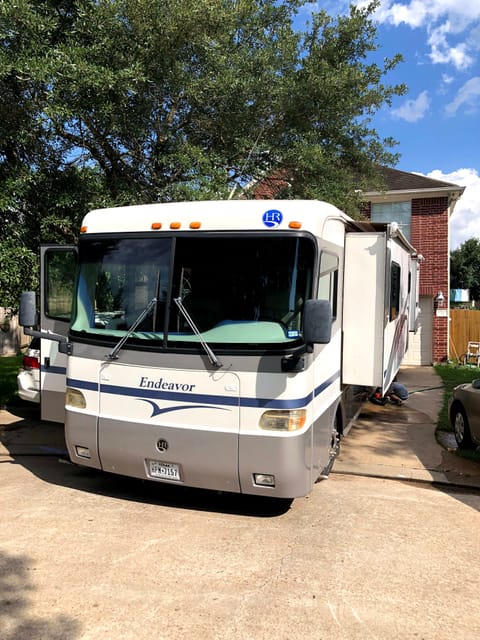 2000 Holiday Rambler Endeavor 38 PDQ Drivable vehicle in Cypress