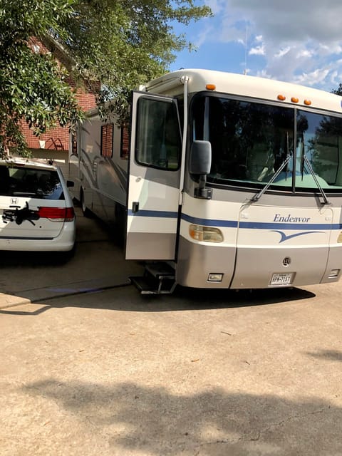 2000 Holiday Rambler Endeavor 38 PDQ Drivable vehicle in Cypress