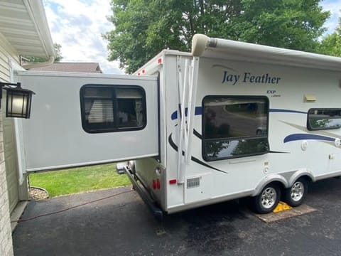 2010 Jayco Jay Feather EXP 213 (Very clean camper) Remorque tractable in Hastings