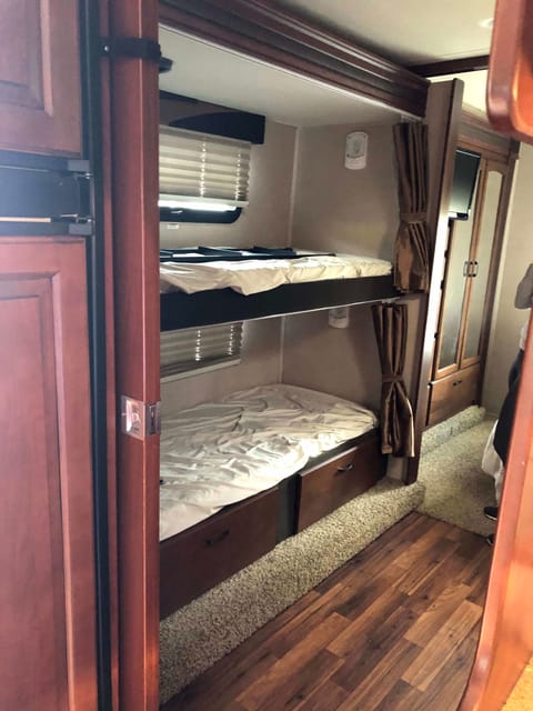 "Wanda" 2015 Jayco Greyhawk 31FS Drivable vehicle in Rockaway