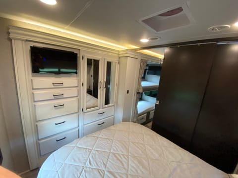 Escape in Luxury and Safety! Véhicule routier in Jersey Shore