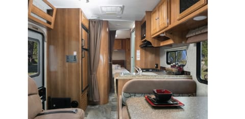Arie's 2019 Thor Four Winds 29 foot C class Veicolo da guidare in West Hills