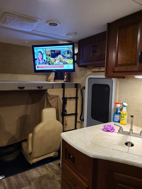 Explore in Comfort: 2015 Sunseeker 2500TS RV Drivable vehicle in Raleigh